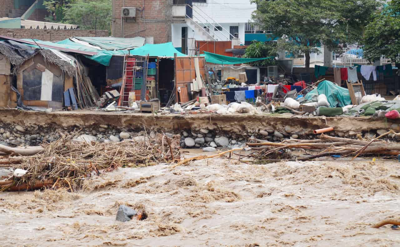 imagem de uma rua destruída, cheia de água e escombros