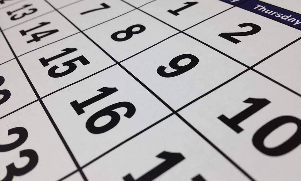 Closeup em uma folha com dias de um calendário