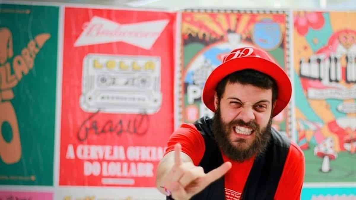 imagem do humorista Diogo Defante fazendo uma careta e gesticulando com os dedos
