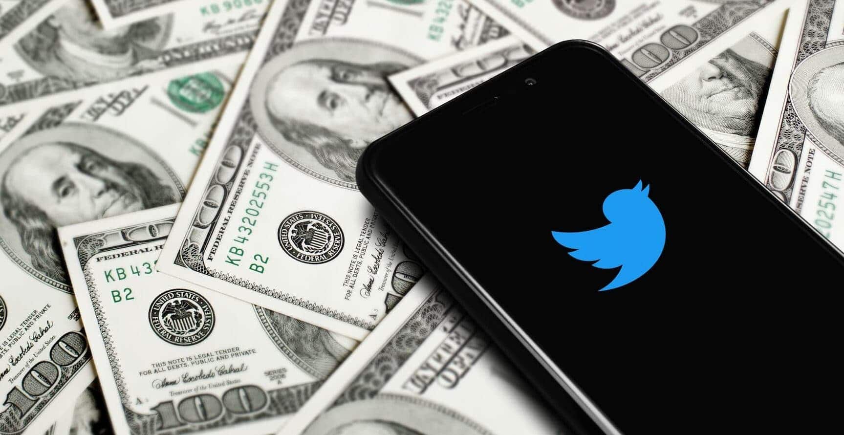 dólares e celular com Twitter