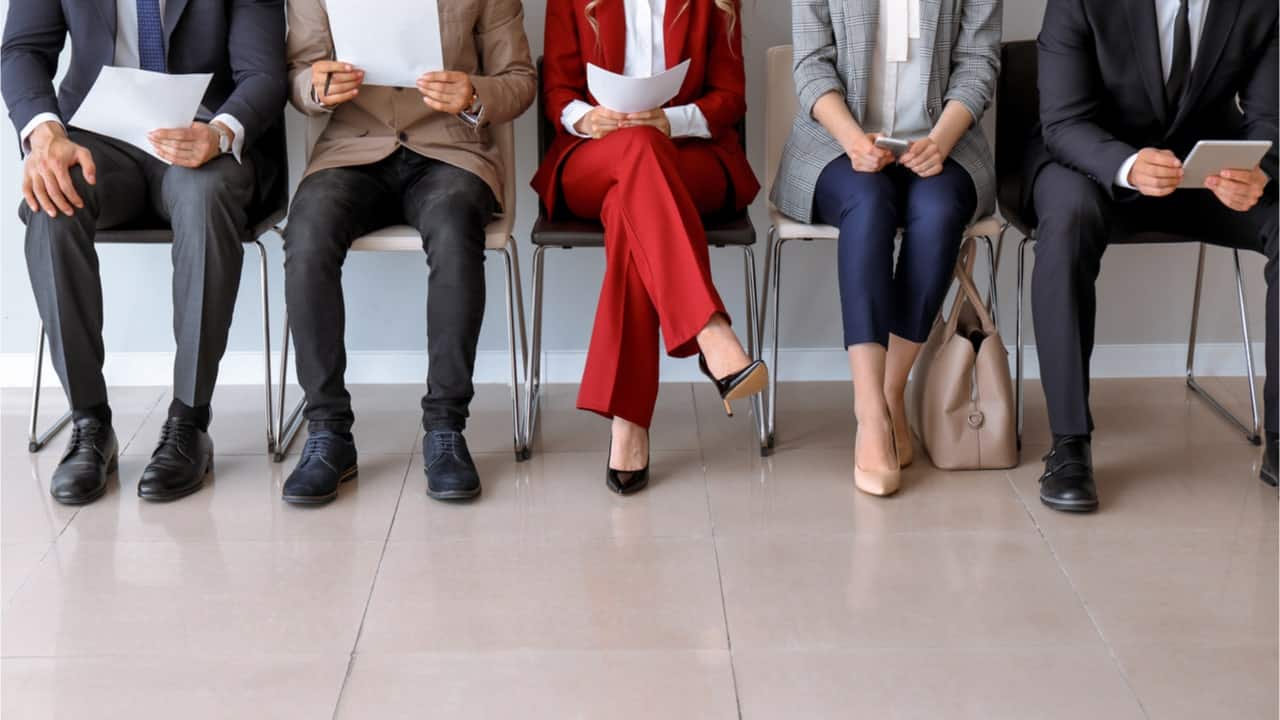Pessoas sentadas aguardando entrevista de emprego entrevistas