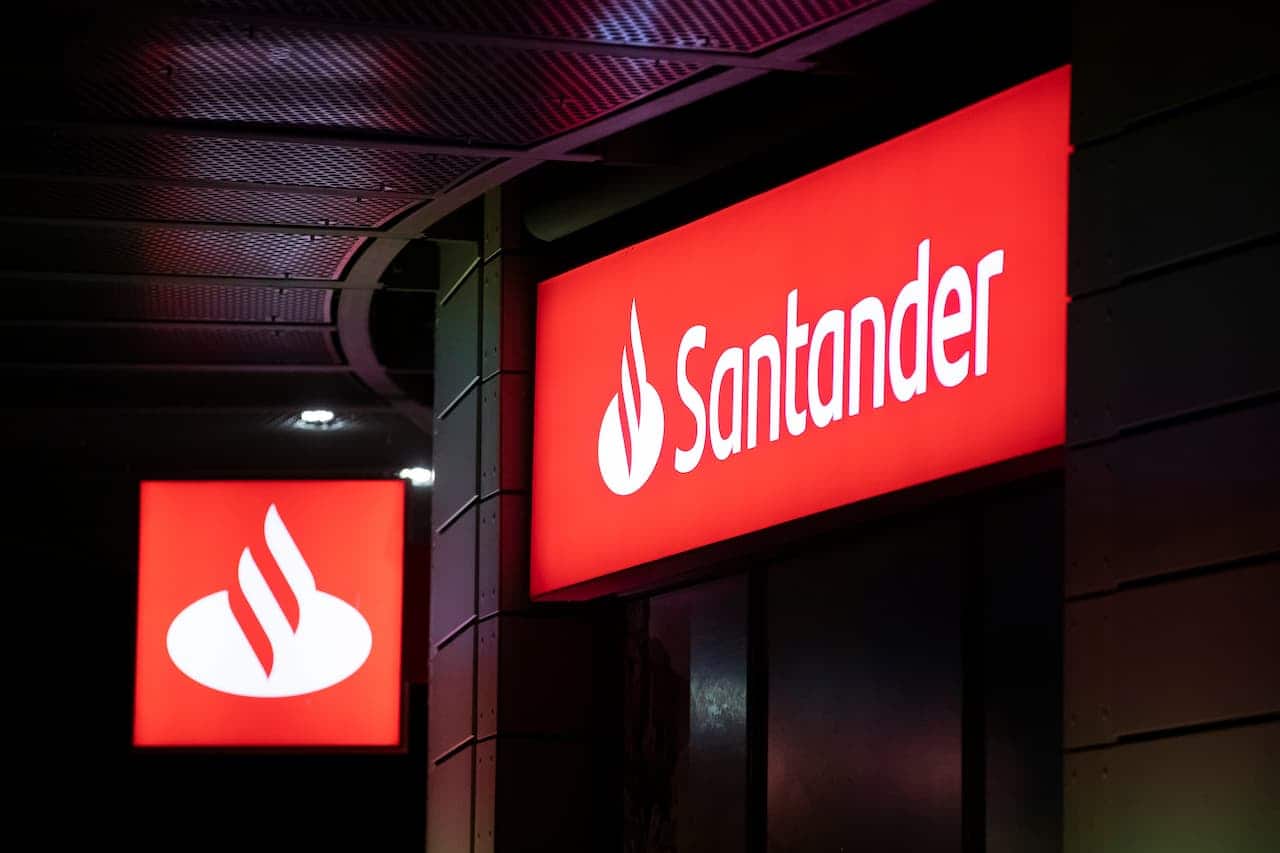 Fachada de uma agência do banco Santander