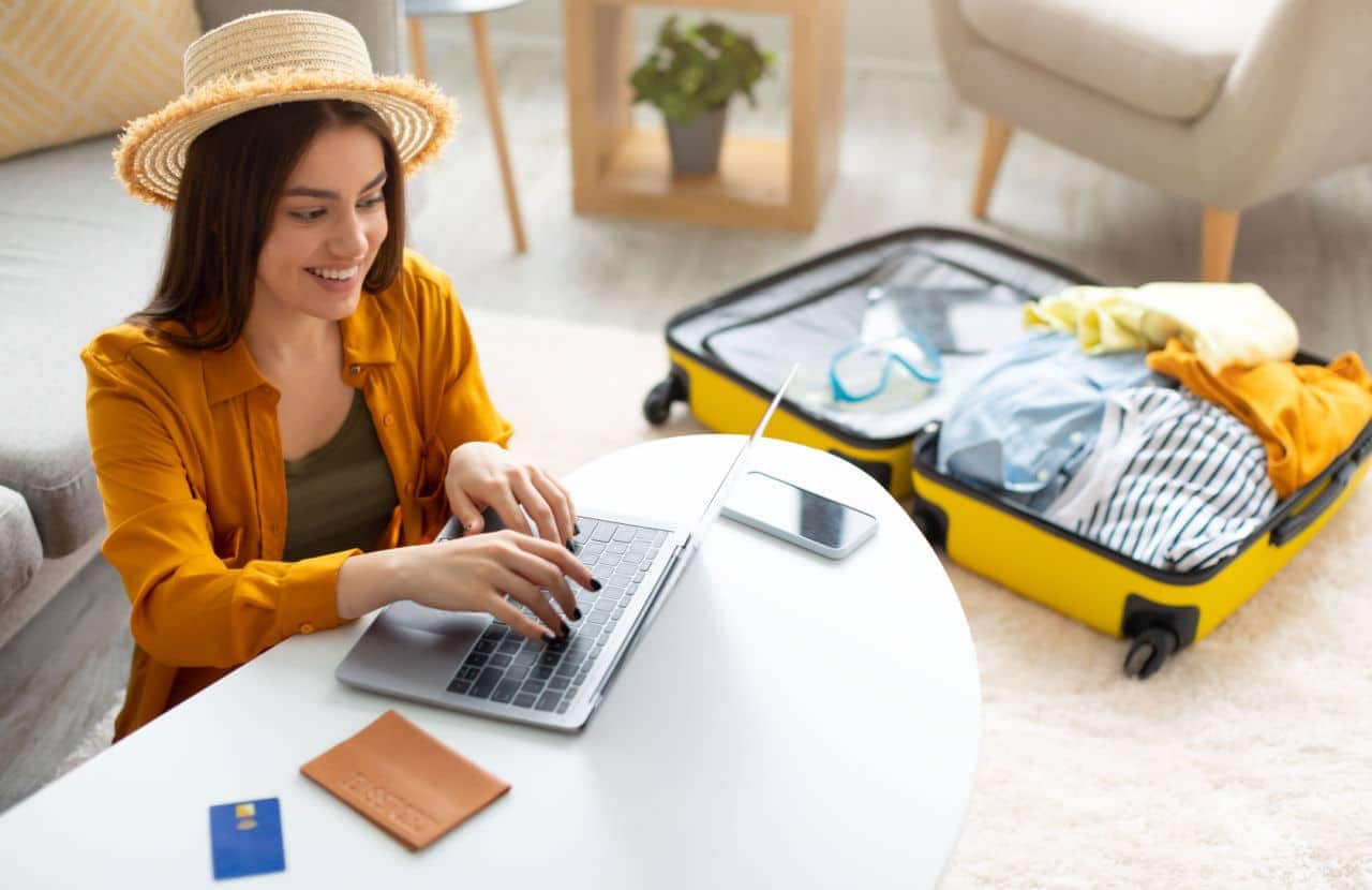 Mulher pesquisando destino para as férias de julho