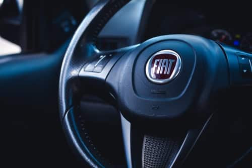 Direção cinza de caro da Fiat