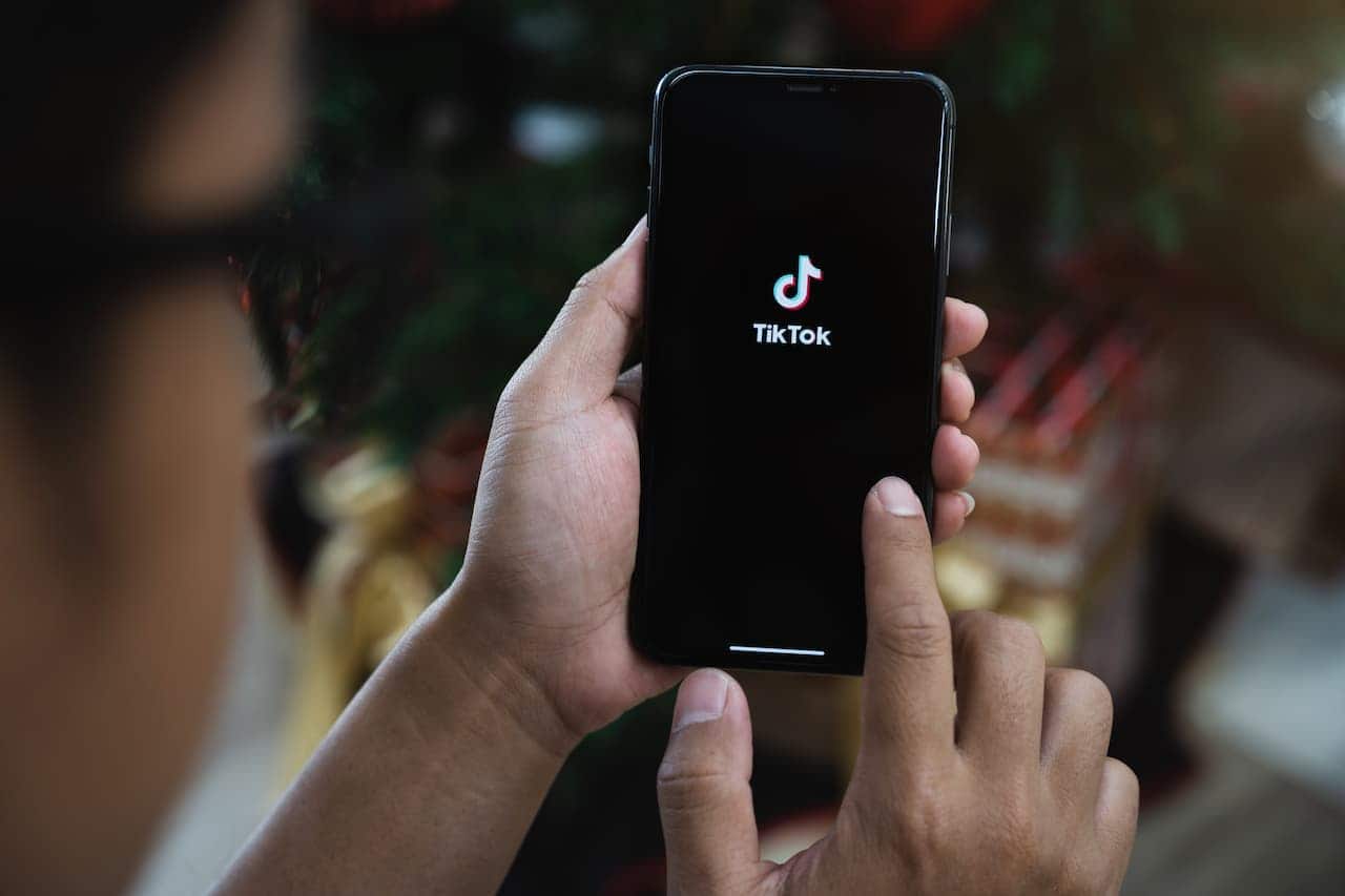 garoto usando Tiktok no celular