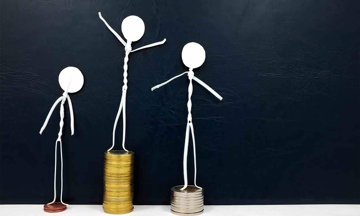 Imagem de bonecos de palito sob moedas