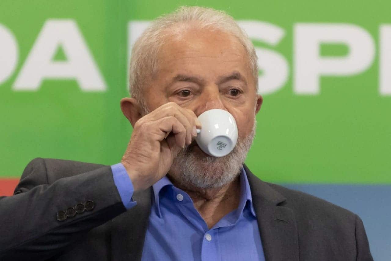 Imagem de Lula tomando um café