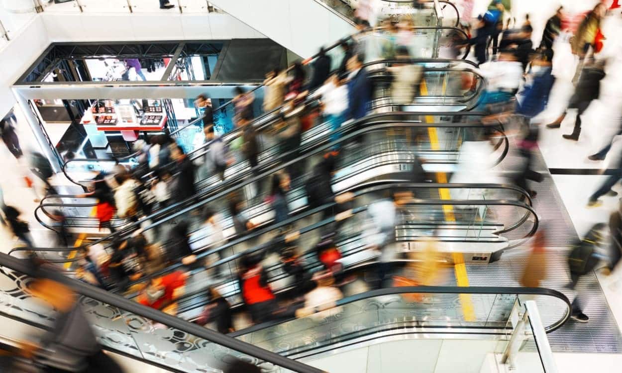 Escadas rolantes de um grande shopping promoção
