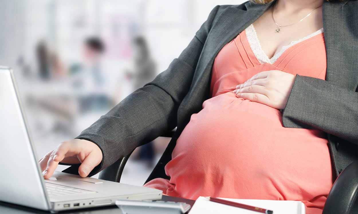 mulher grávida trabalhando no computador