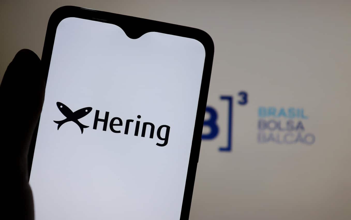 Celular com a logo da Hering na tela