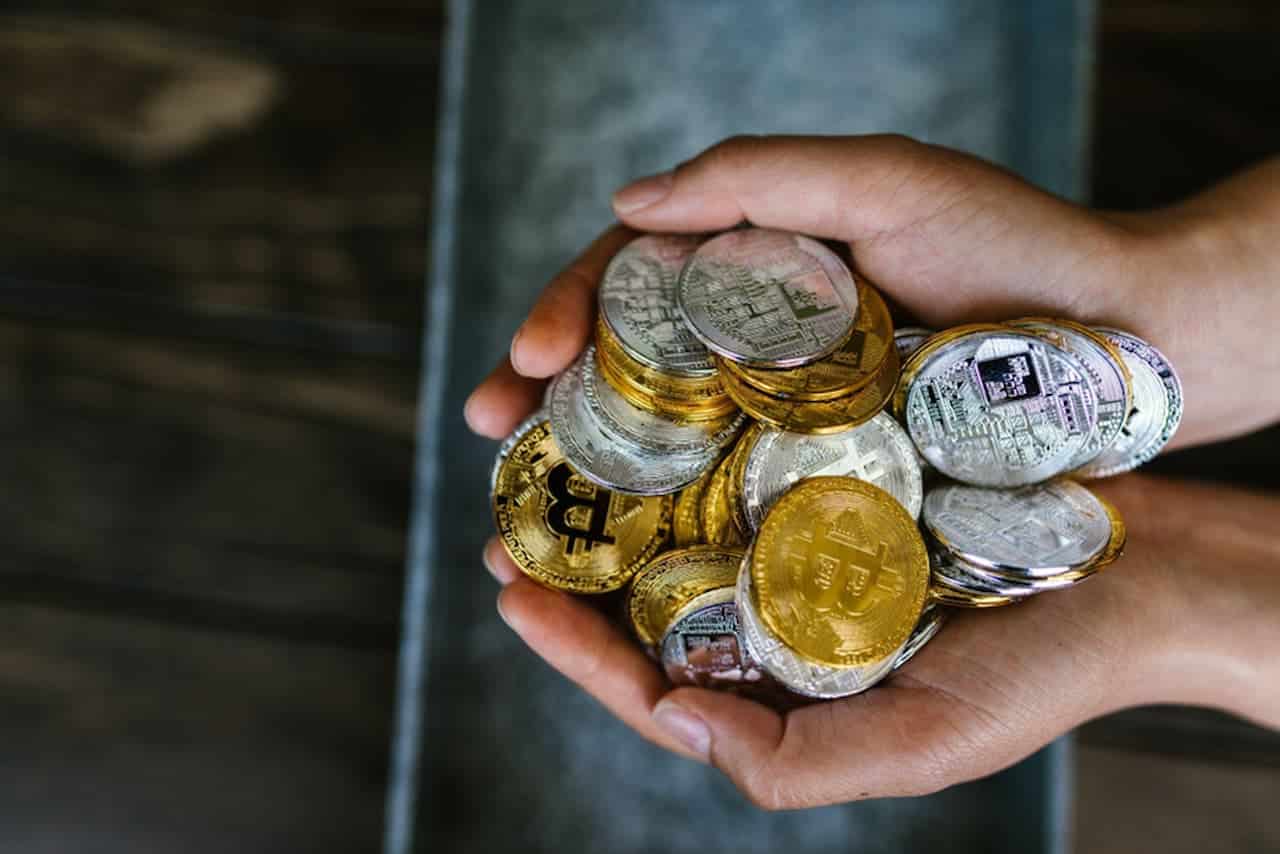 Mãos cheias de Bitcoins
