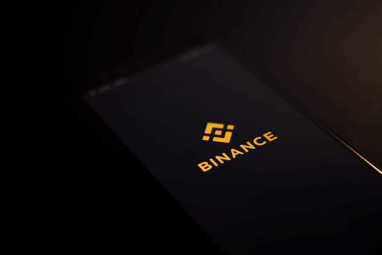 Binance no celular, ambiente escuro