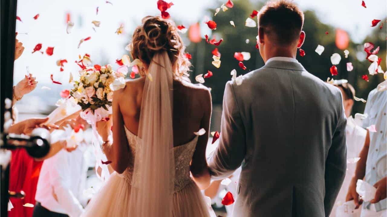 Casal de costas em casamento