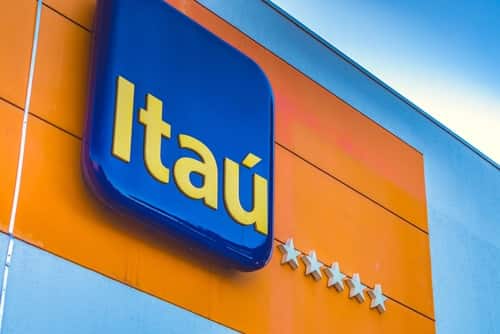 Fachada de agência do Itaú