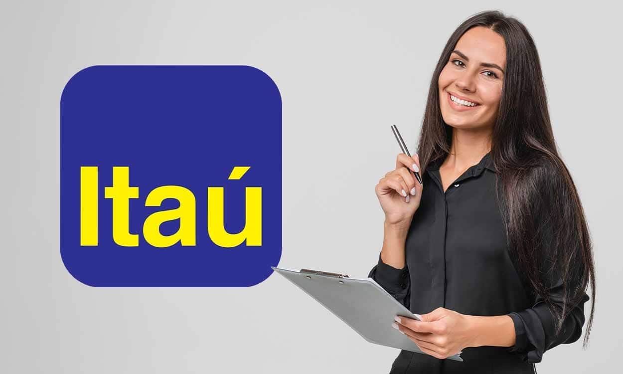 Na imagem, Mulher diante do logo do Itaú