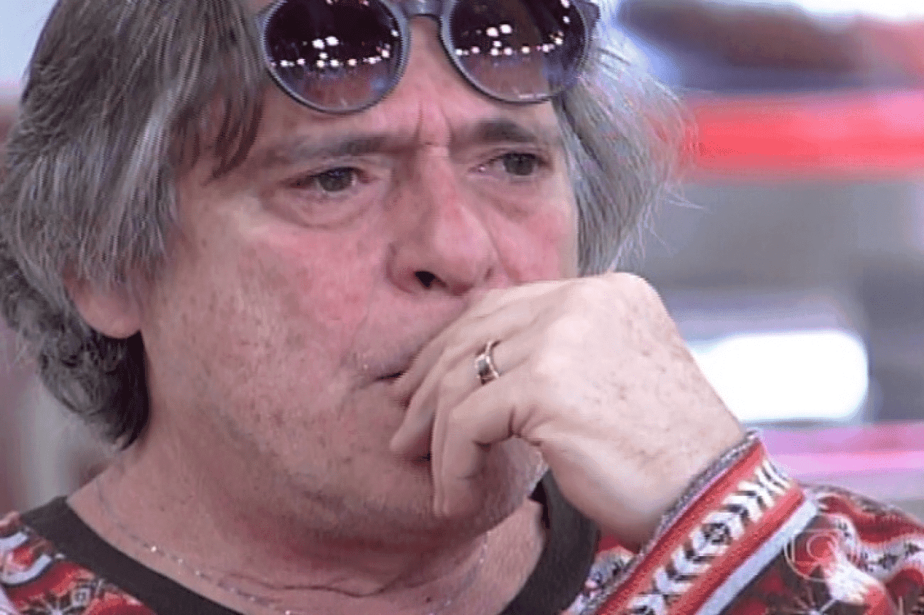 Imagem do ator José de Abreu com expressão preocupada