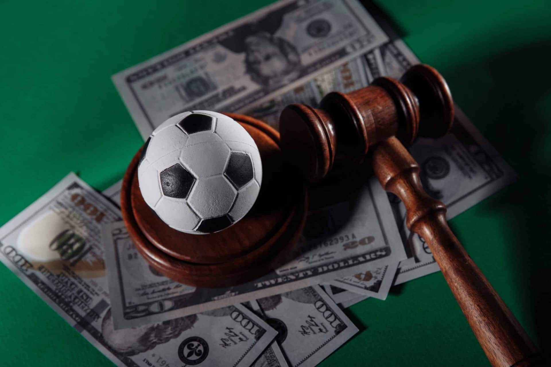 bola do lado de um martelo da Justiça com dinheiro em volta