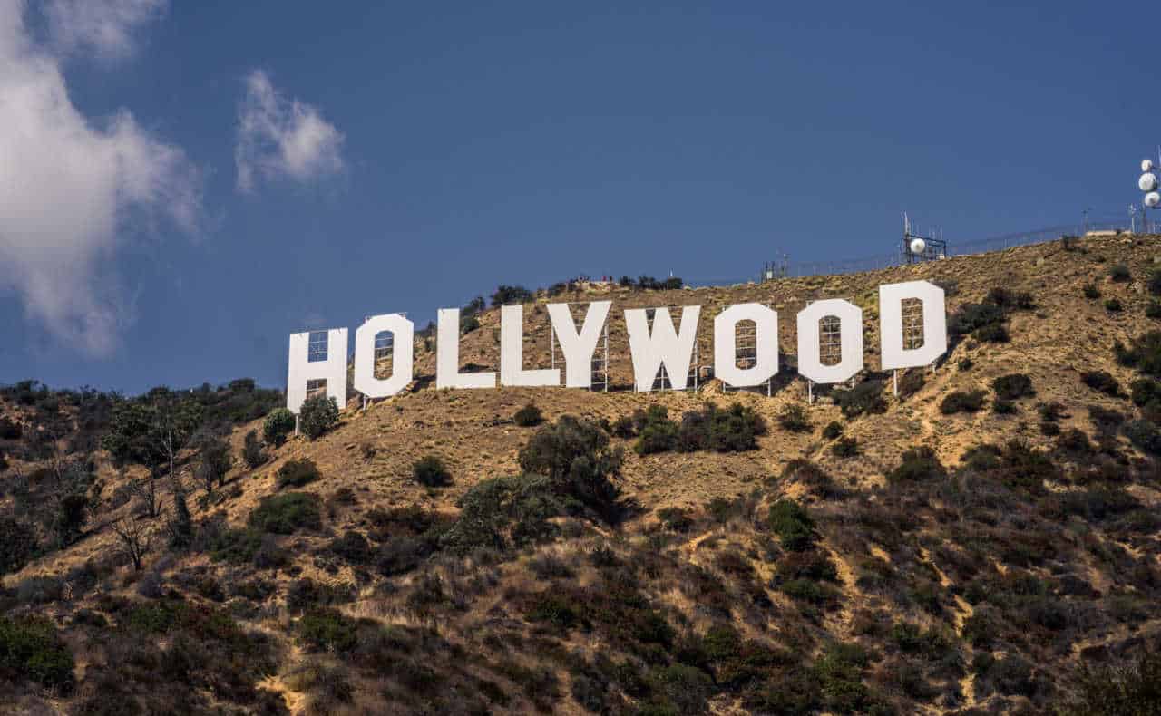 Clássico letreiro de Hollywood, com as letras brancas e grandes em uma colina
