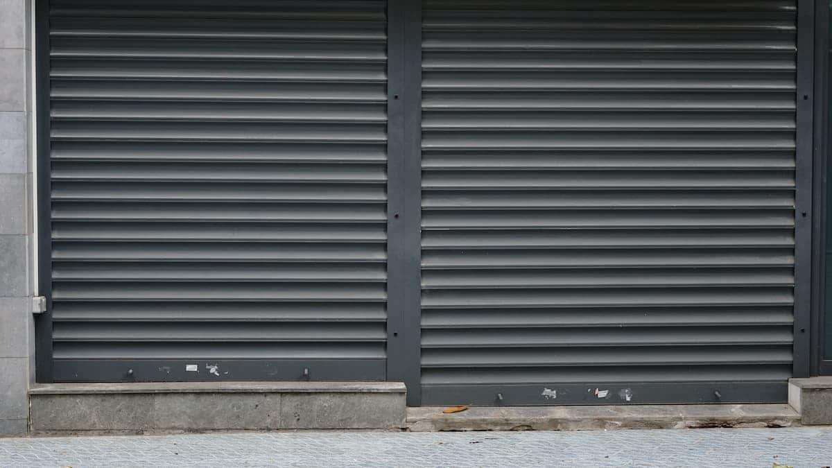Lojas de centro comercial com portas fechadas
