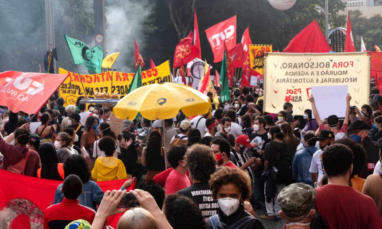 Várias pessoas reunidas em uma manifestação