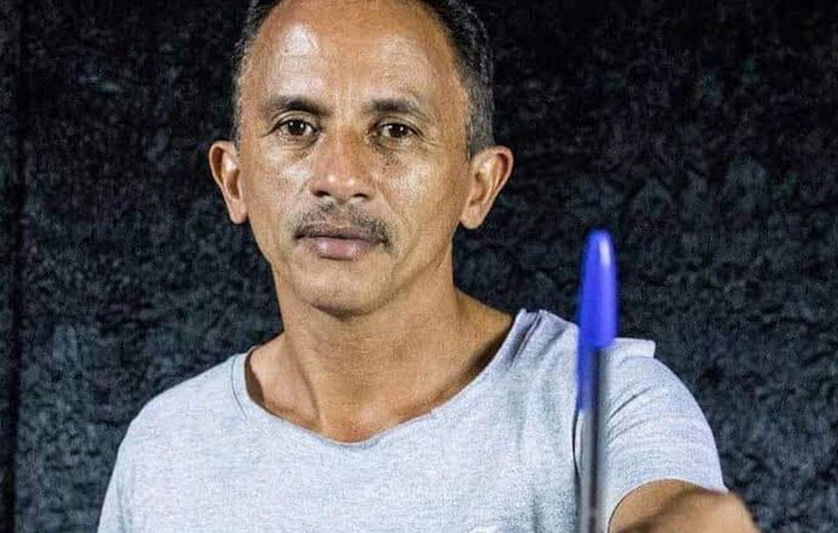 Cantor Manoel Gomes segurando caneta azul