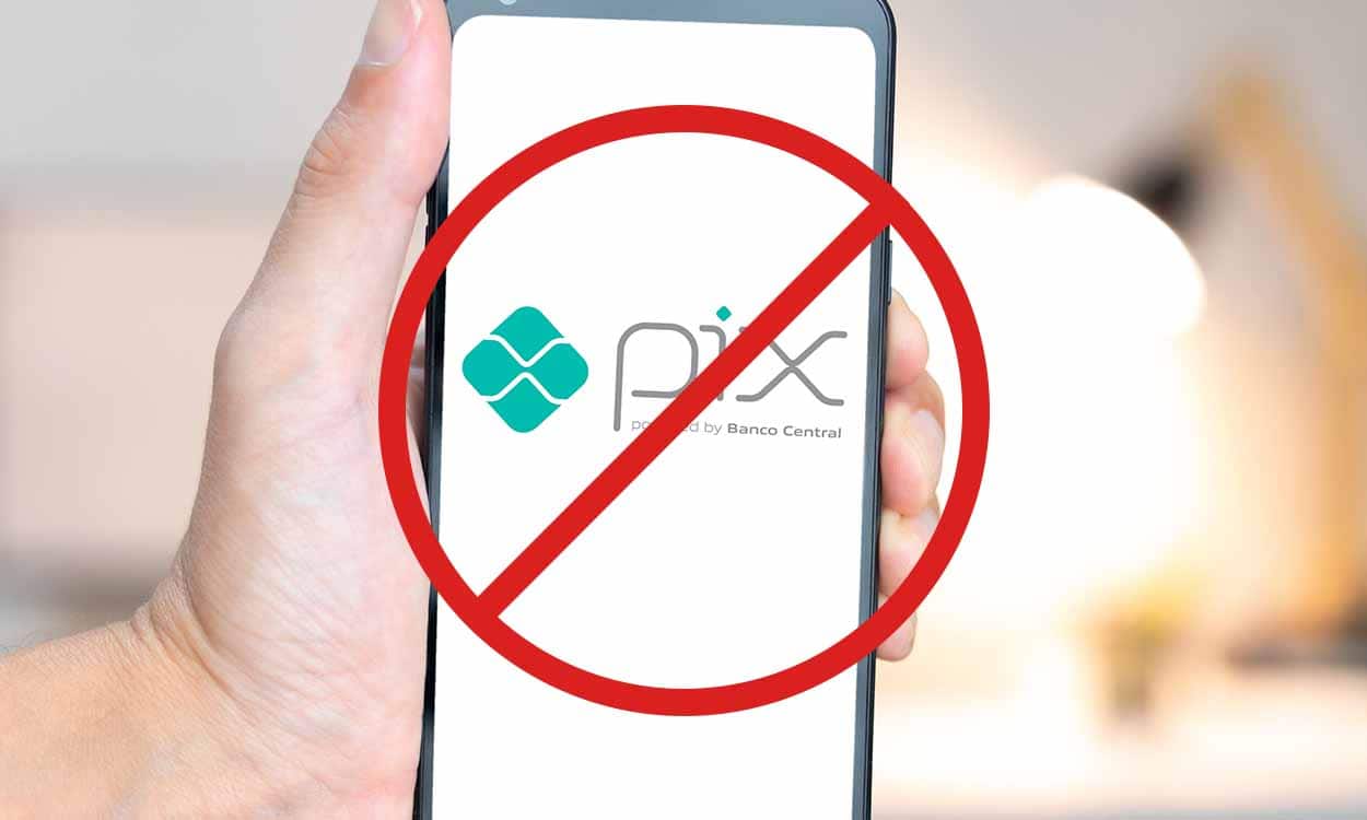 Mão segurando celular com logo do Pix e um sinal de proibido semelhante ao de trânsito sobre a tela, adicionado via edição