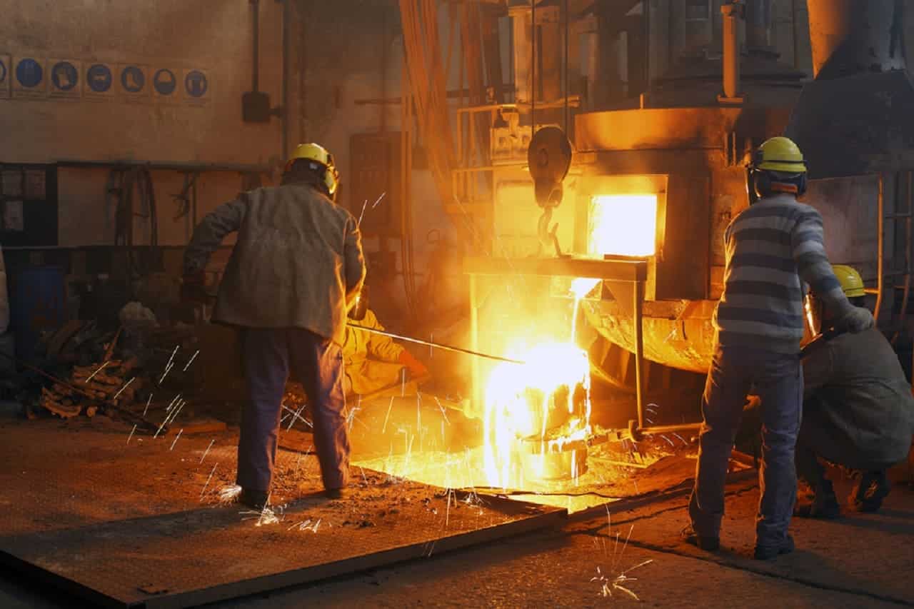 Imagem de metalúrgicos trabalhando
