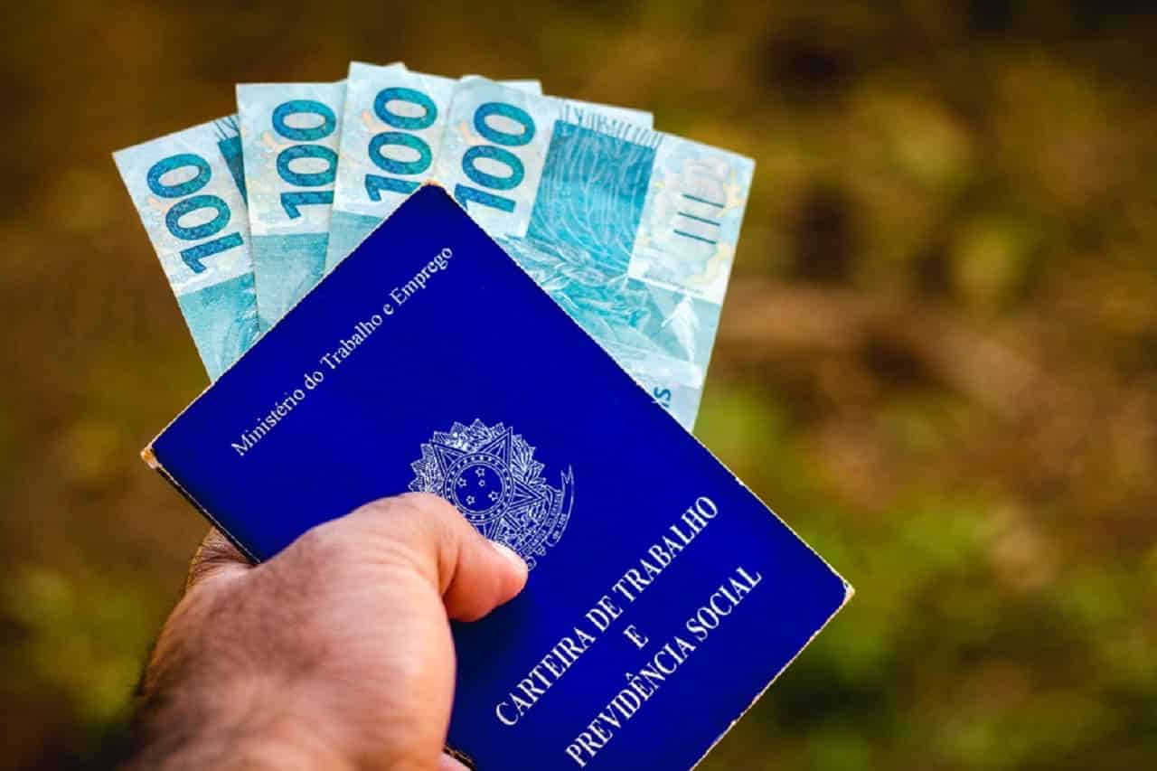 Uma carteira de trabalho com notas de dinheiro dentro