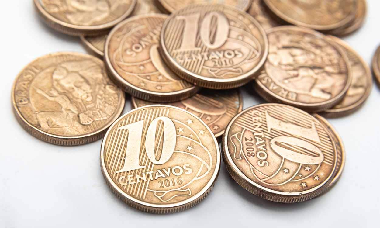 Na imagem, montante de moedas de 10 centavos.