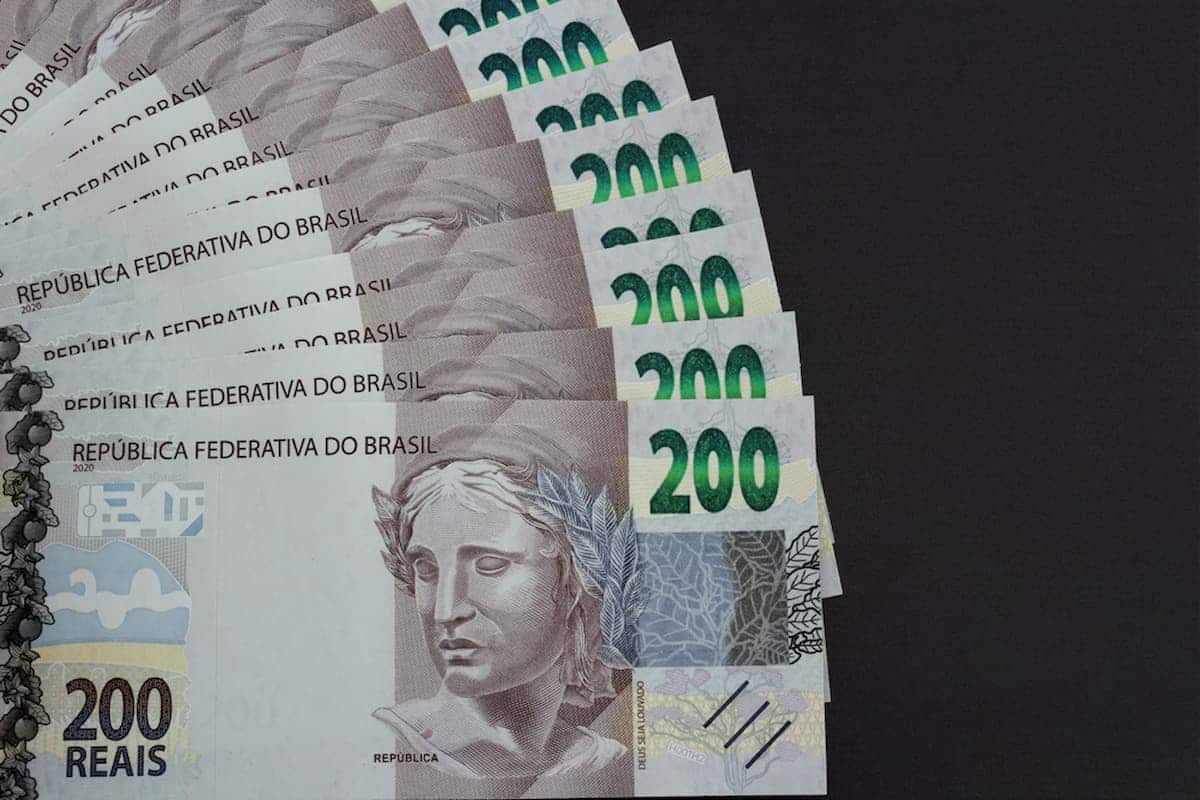 Imagem de várias notas de R$200 enfileiradas