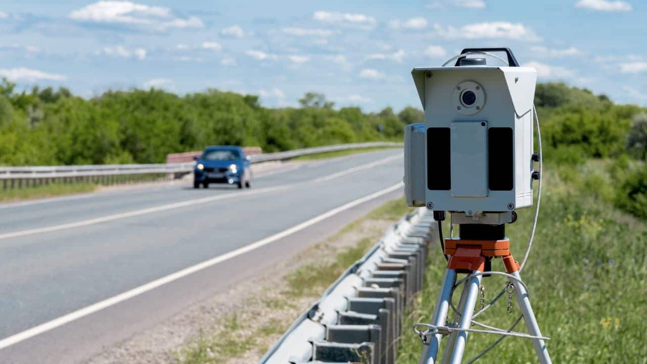 Na imagem, radar fiscalizando pista. radares