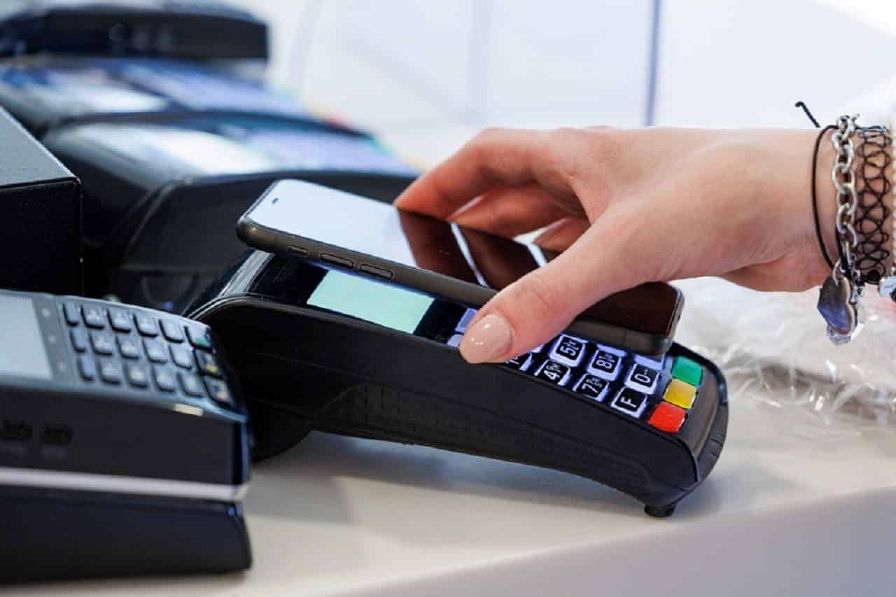 Imagem de uma pessoa pagando com o NFC do celular