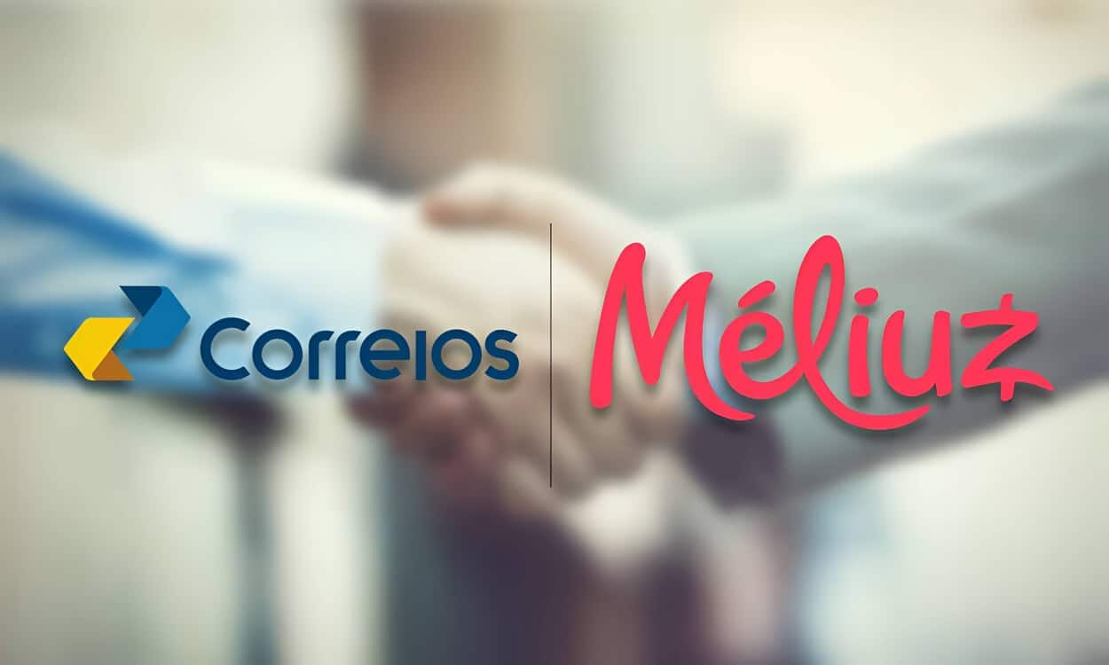 Pessoas apertando as mãos em uma imagem borrada com a logo do Correios e Meliuz em cima