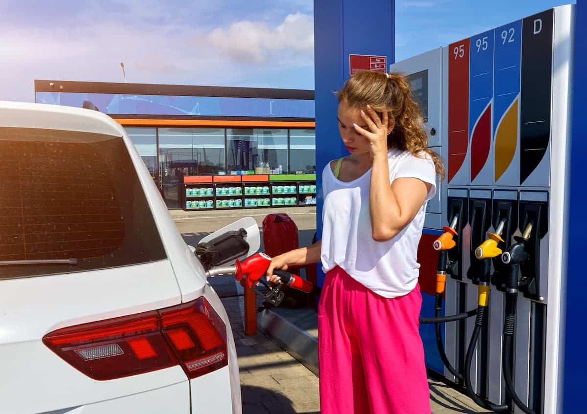 Cliente de posto de combustíveis com expressão de desaprovação