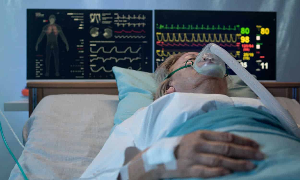 Mulher internada com aparelhos para ajudar a respirar