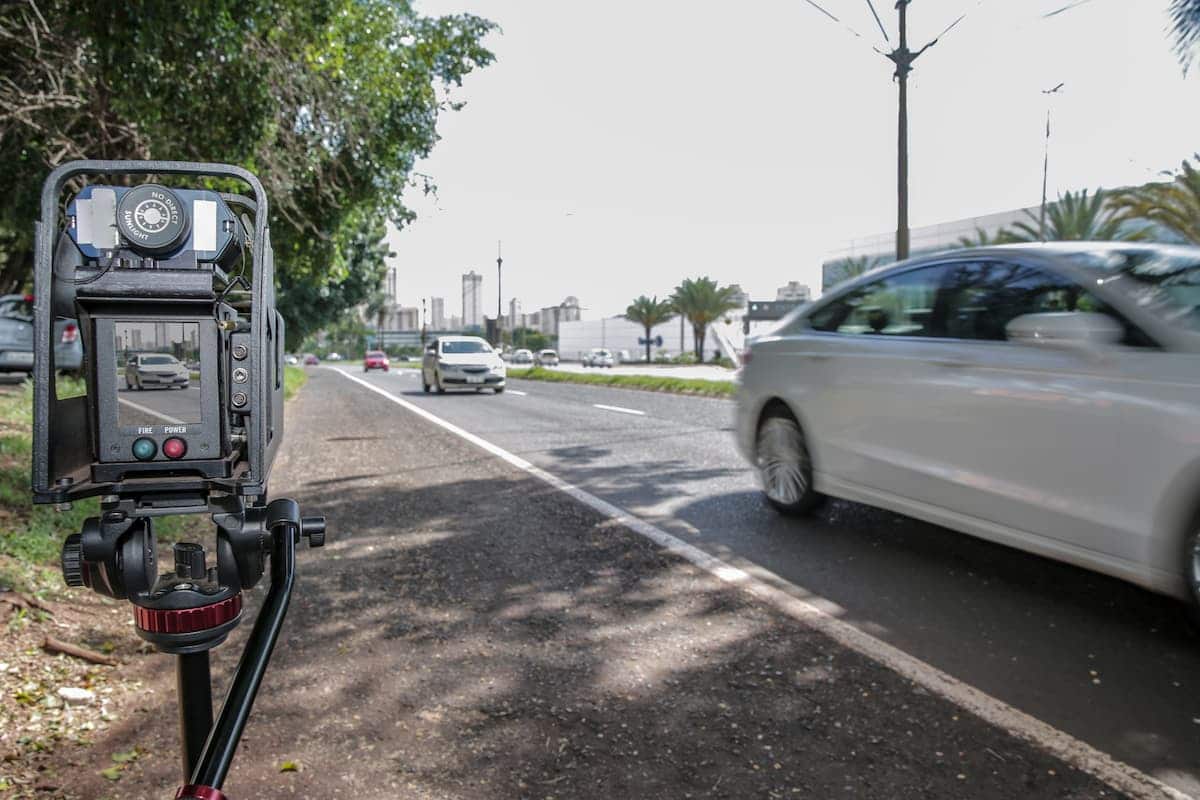 Radar utilizado a aplicação de multas para carros acima dos limites de velocidade