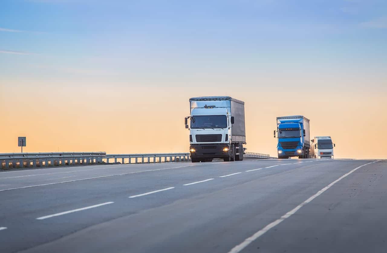 rodovia e caminhões contorno