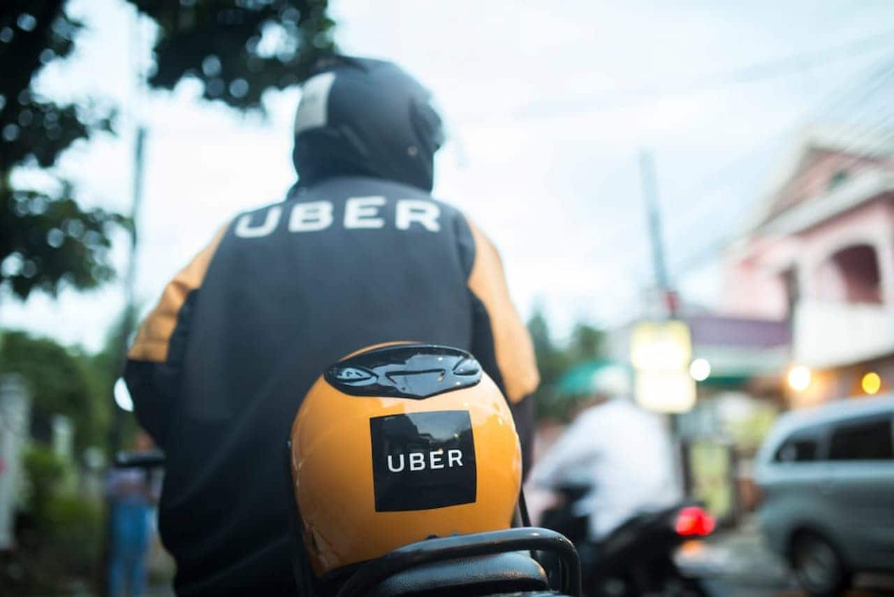 Pessoa pilotando o Uber moto