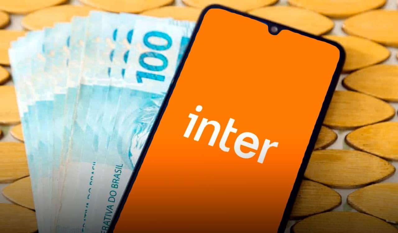 Celular com logo do banco Inter ao lado de leque de notas de cem reais
