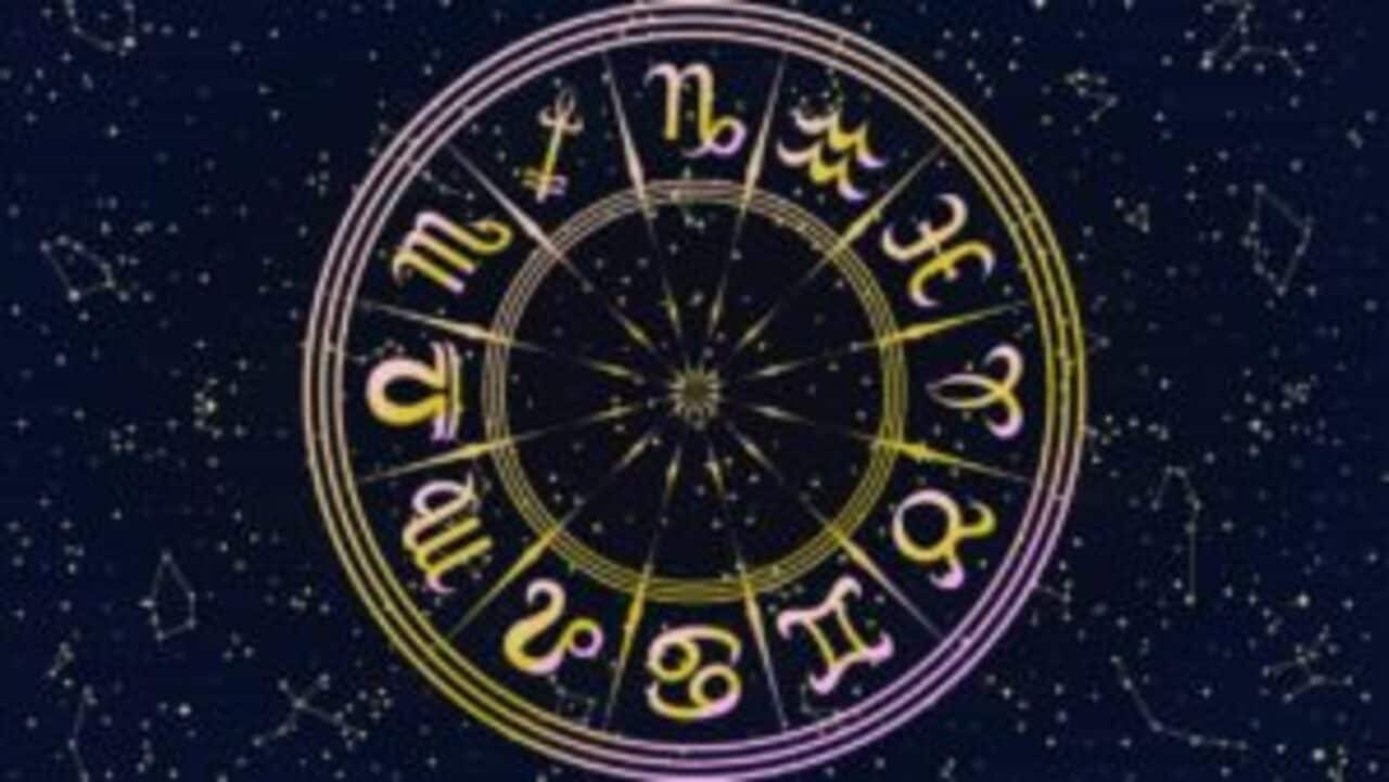Imagem de símbolos dos signos do zodíaco em um círculo e, ao fundo, imagem das constelações