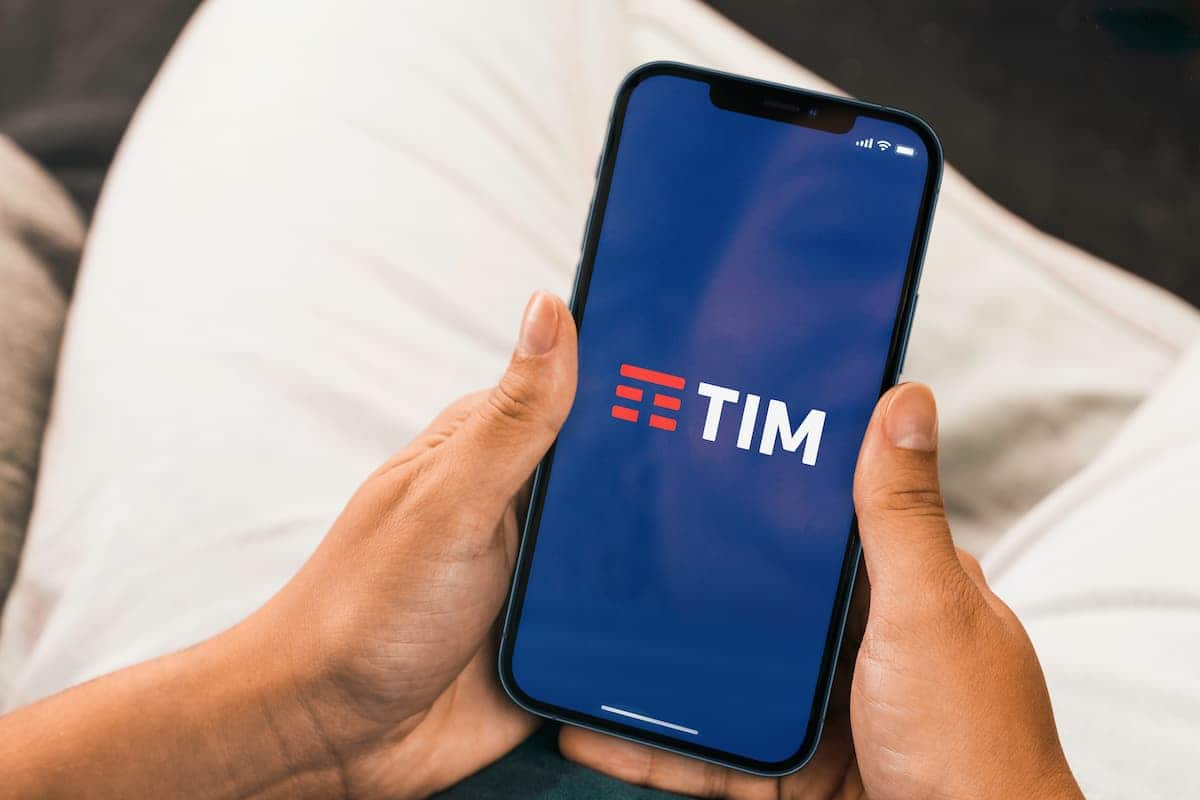 Aplicativo da Tim em celular sendo segurado por mulher