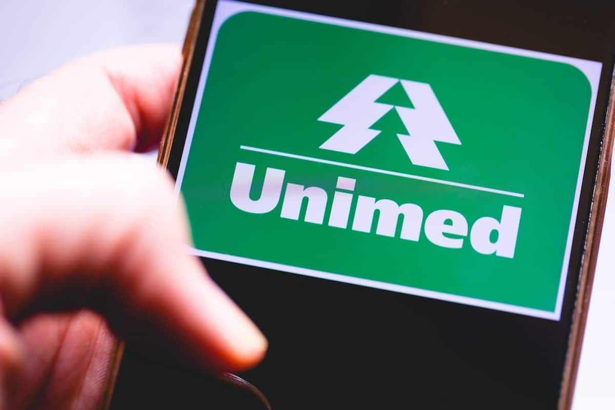 Celular com logo da Unimed aberto.