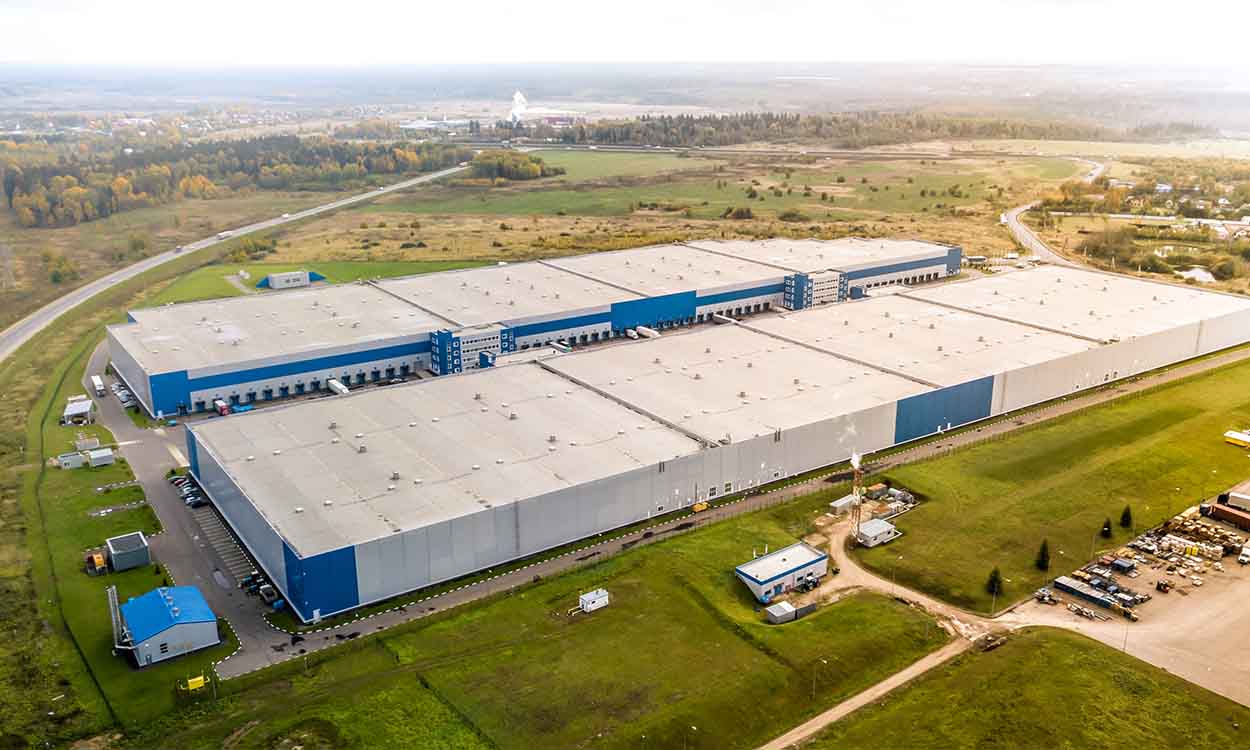 Foto mostra fábrica vista de cima.