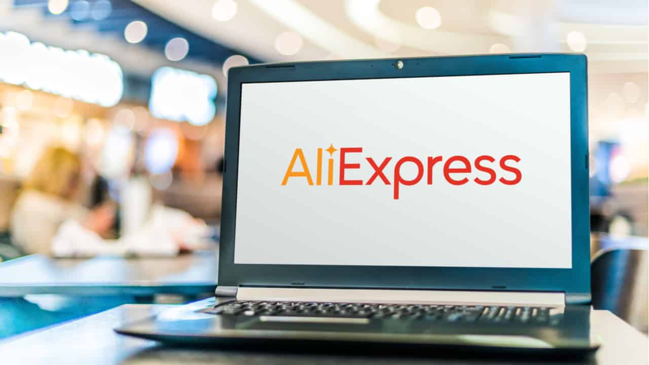 imagem de notebook com tela exibindo página do e-commerce AliExpress