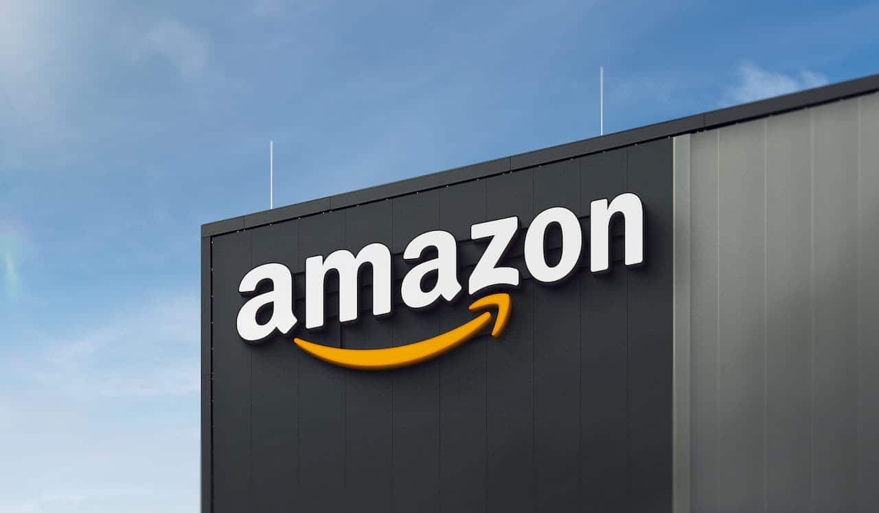 Fachada preta com o símbolo da Amazon em destaque na cor banca.