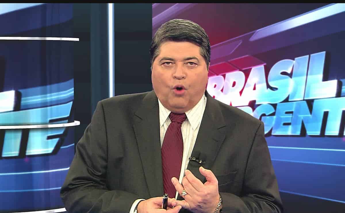 Apresentador da Band, Joel Datena em ambiente de trabalho