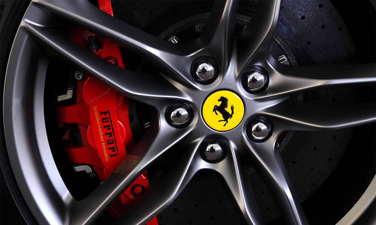 Logo da Ferrari em roda de um modelo esportivo