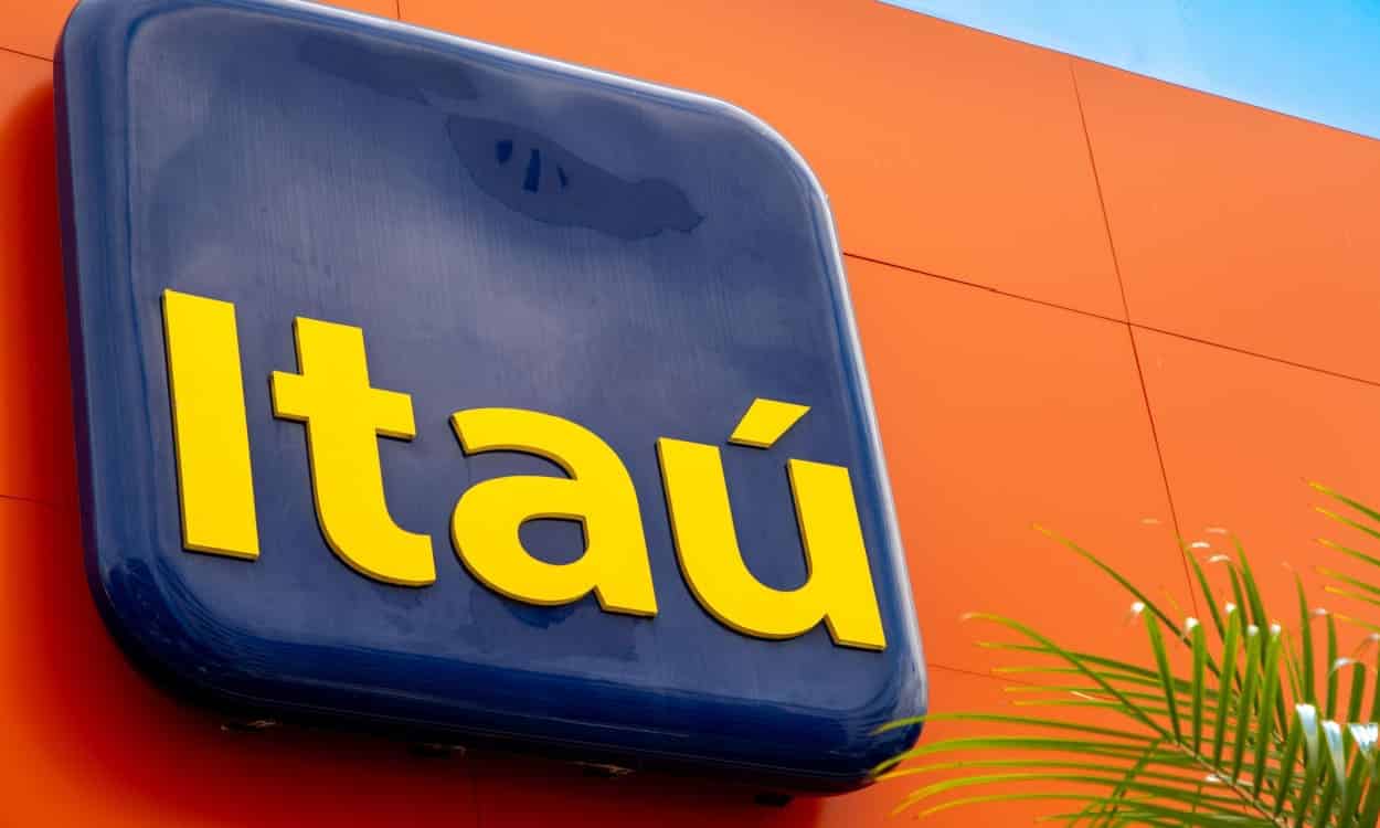 Letreiro do Itaú em fachada de agência bancária.