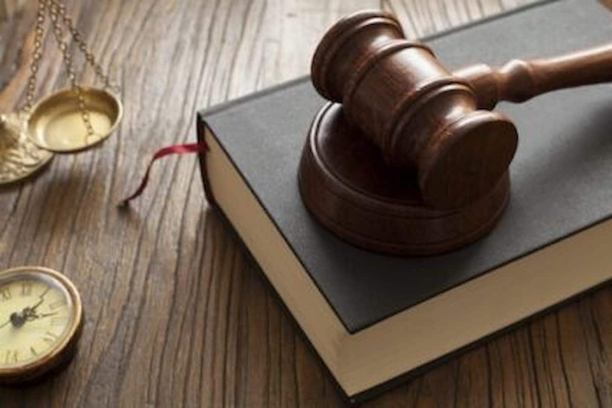 Livro em cima de uma mesa, representando a Justiça.
