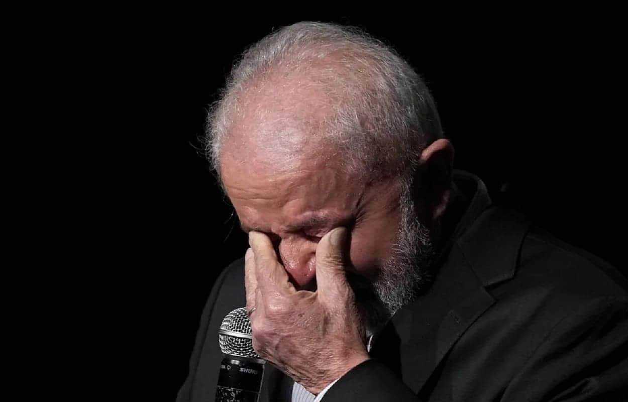 Lula com a mão no rosto com cara de preocupado